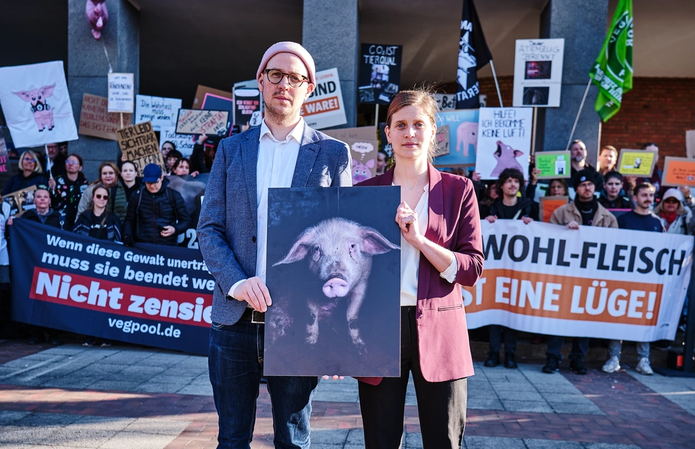 -menschenmenge-protestiert-vor-gericht-olg-oldenburg-verhandelt-schlachthof-prozess